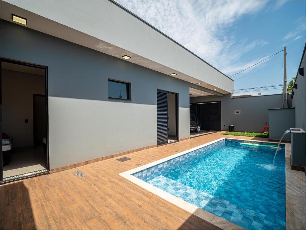 een zwembad in de achtertuin van een huis bij Casa com Piscina, Wi-Fi e Garagem in Pirassununga