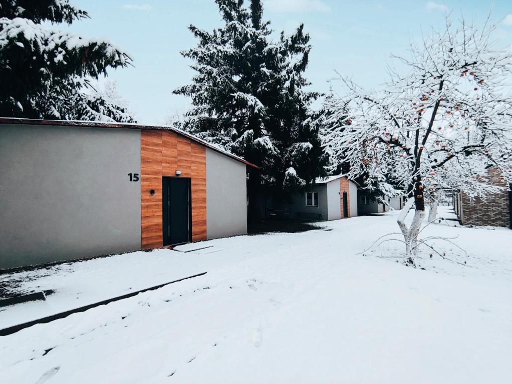 Domki OSiR - centrum, parking om vinteren
