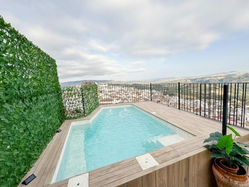 een zwembad op het balkon van een gebouw bij Villa 68 by Villamya in Olvera