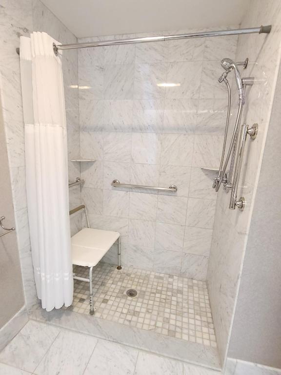Avon Old Farms Hotel - 