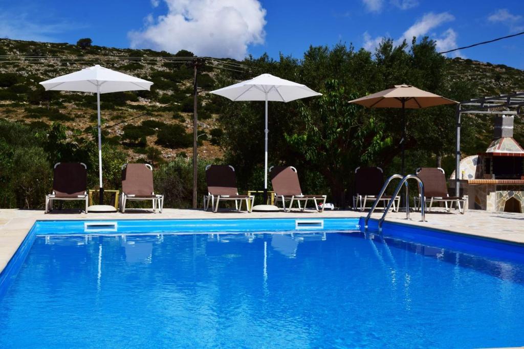 Swimmingpoolen hos eller tæt på Moulinos Cottages Kefalonia