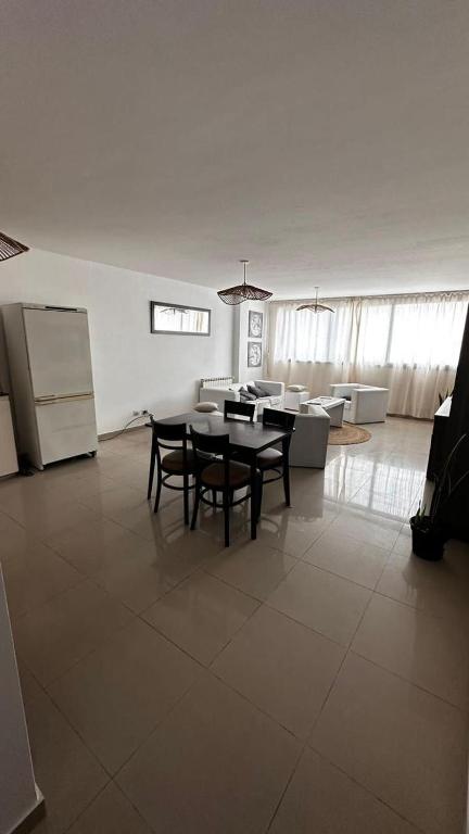 un ampio soggiorno con tavolo e sedie di Depto Ro a Villa Carlos Paz