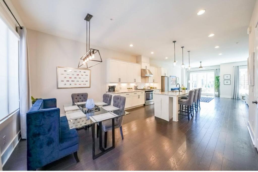 a kitchen and living room with a table and chairs at Spectacular Vista in Atlanta