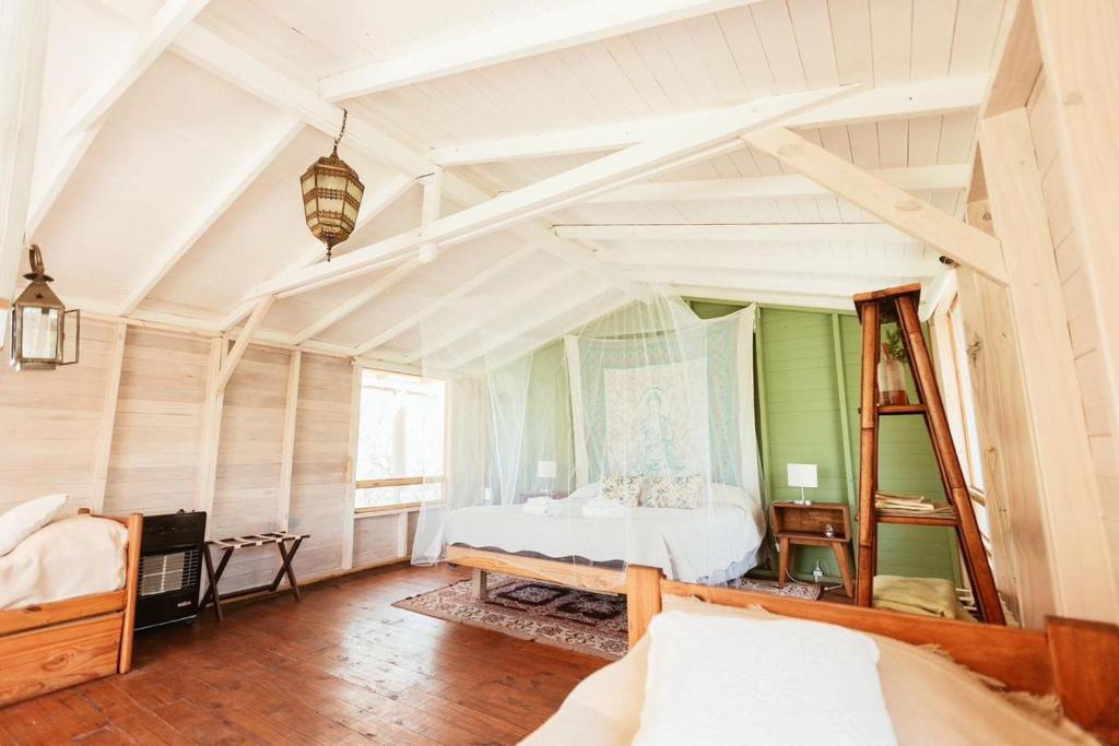 圣哈维尔Glamping Traslasierra Carpa Sur的房间里有一张床的卧室