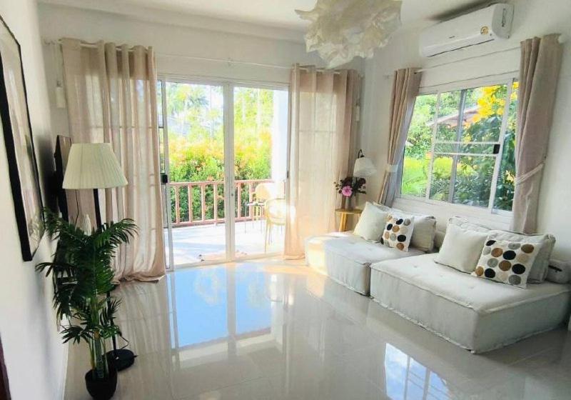 Et opholdsområde på Cozy Villa in the Tropical Garden