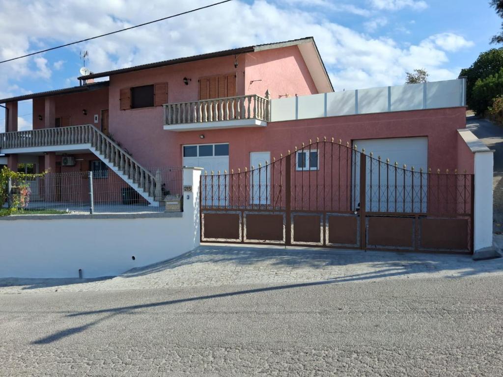 ein Haus mit einem Tor und einem Zaun in der Unterkunft Casa Rosàlia in Castro Daire