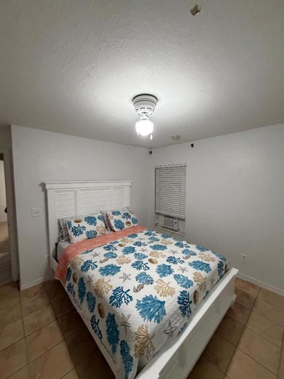 Postel nebo postele na pokoji v ubytování Serene 1-bedroom apartment with AC in Lehigh Acres, Florida