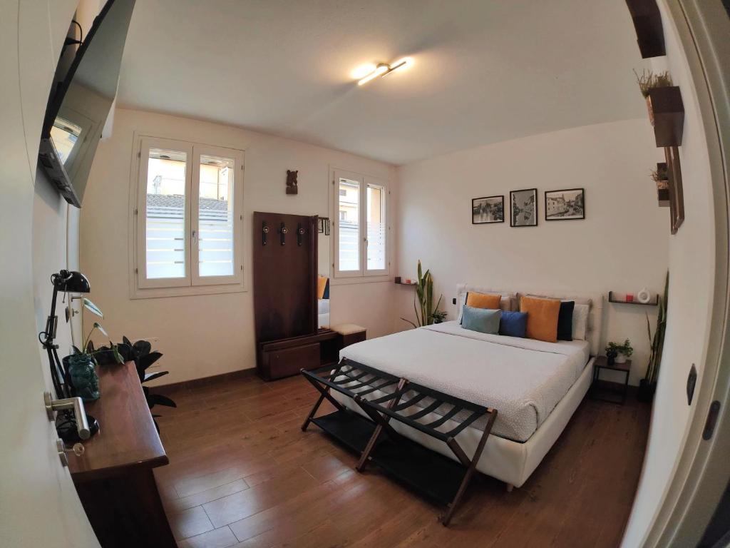 科马基奥Chez Nous的卧室里有一张床和一把椅子