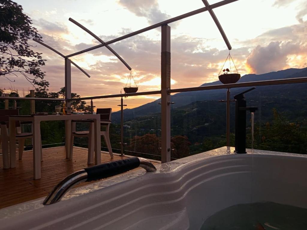 En generel udsigt til bjerge eller udsigt til bjerge taget fra campingpladsen