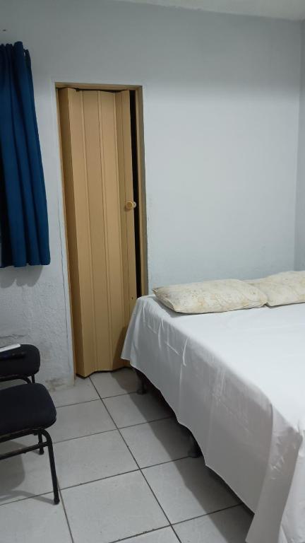 Ένα ή περισσότερα κρεβάτια σε δωμάτιο στο Pousada praia avenida