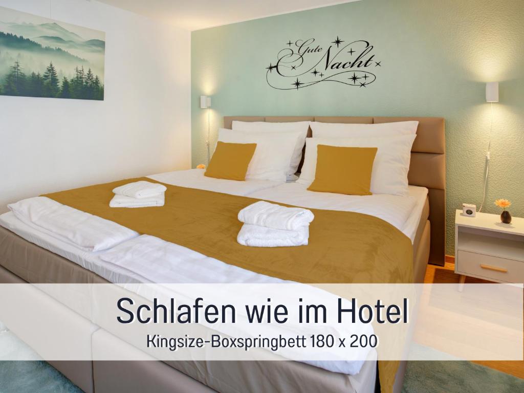 ein Schlafzimmer mit einem großen Bett, auf dem Handtücher liegen in der Unterkunft Stadtdomizil Ziegelfeld - Ruhig & Zentral, 65" TV, Südbalkon, vollausgestattete Küche, Altstadt fußläufig, Bahnhof 5-10 Min, Tiefgarage im Haus, in Waldshut-Tiengen