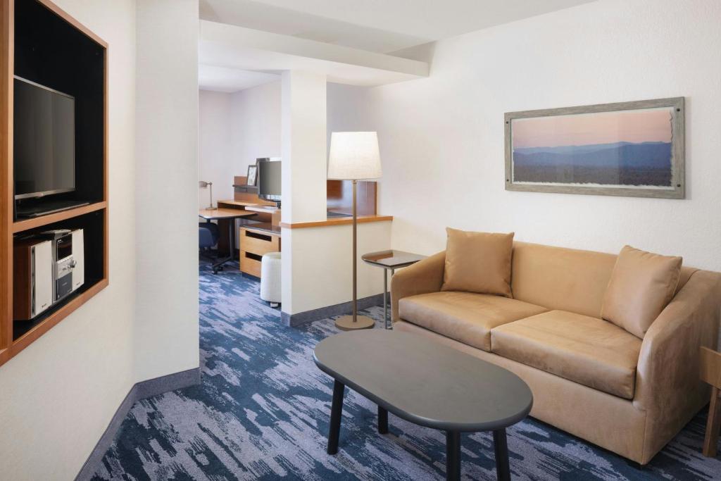 Fairfield Inn & Suites Jacksonville Airport - King Suite With Sofa Bed