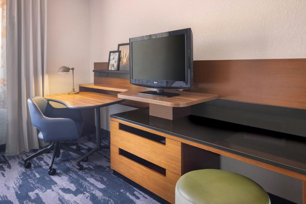 Fairfield Inn & Suites Jacksonville Airport - King Room - Hearing Accessible