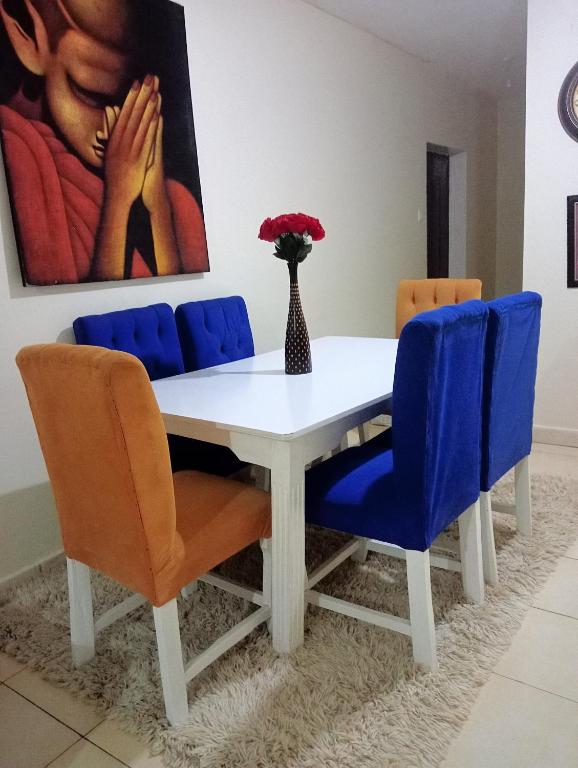 Khu vực ghế ngồi tại 3-bedroom cozy apartment in athi river