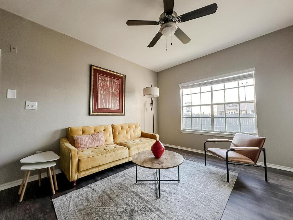 Et opholdsområde på Sleepover 1BD 1BA Modern Corpus Christi Apartments