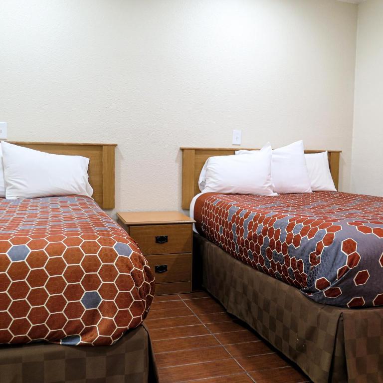 Townhouse Inn and Suites - Double Room With Two Double-Non Smoking