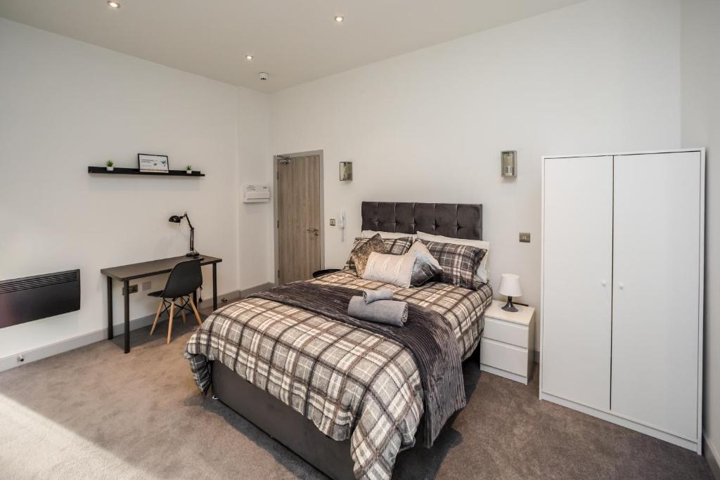 Postel nebo postele na pokoji v ubytování Exquisite Serviced Studio with private parking