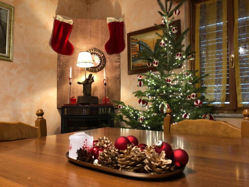 een kersttafel met een kerstboom in een kamer bij Mountain House in Rigolato