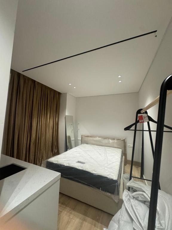 een slaapkamer met een bed en een spiegel aan het plafond bij Central Tirana Apartments in Tirana