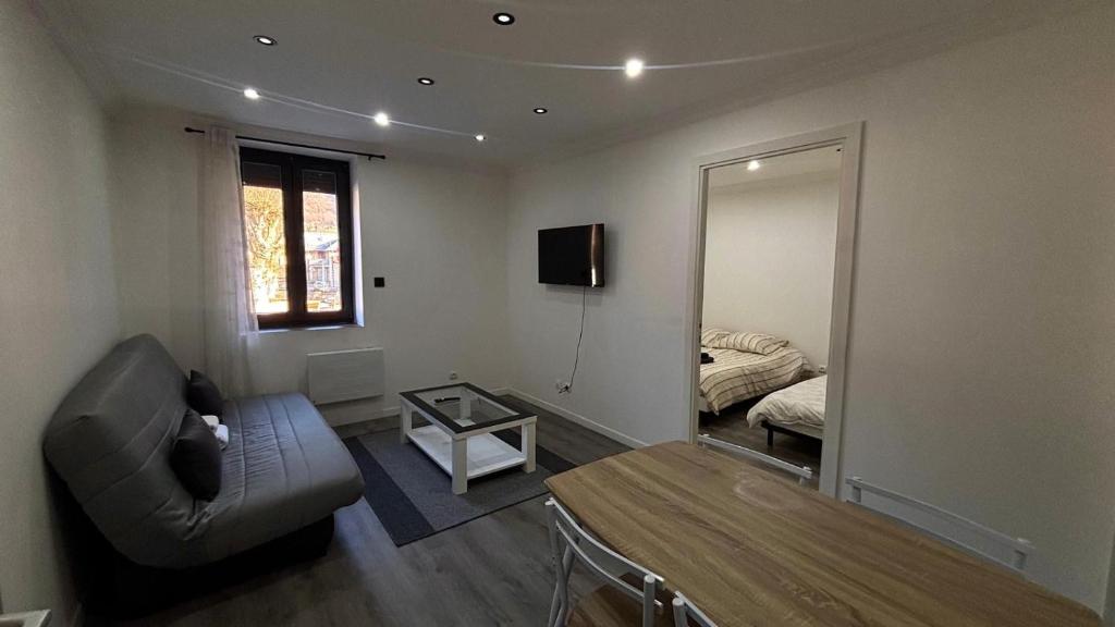 un soggiorno con una sedia e uno specchio di Chouette t2 Aiguebelle a Randens