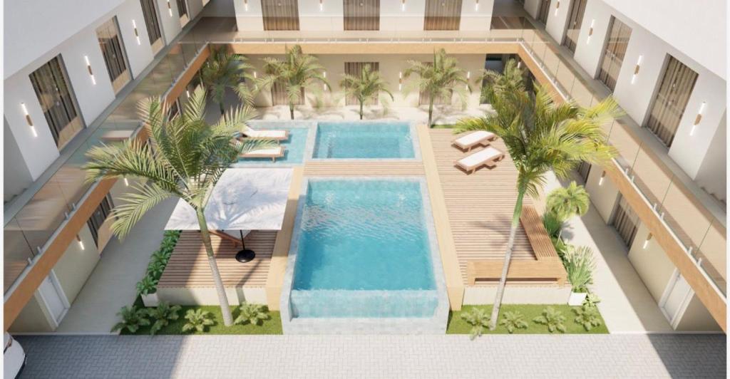 eine Draufsicht auf ein Schwimmbad in einem Gebäude in der Unterkunft Flat em Barra Grande com piscina in Barra Grande