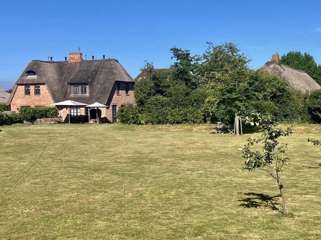 una grande casa con un prato davanti di Object 77 Nieblum a Goting