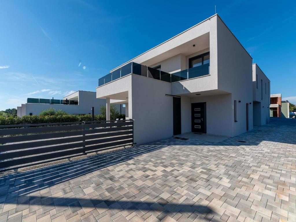Modern Villa with Private Pool, sleeps 8