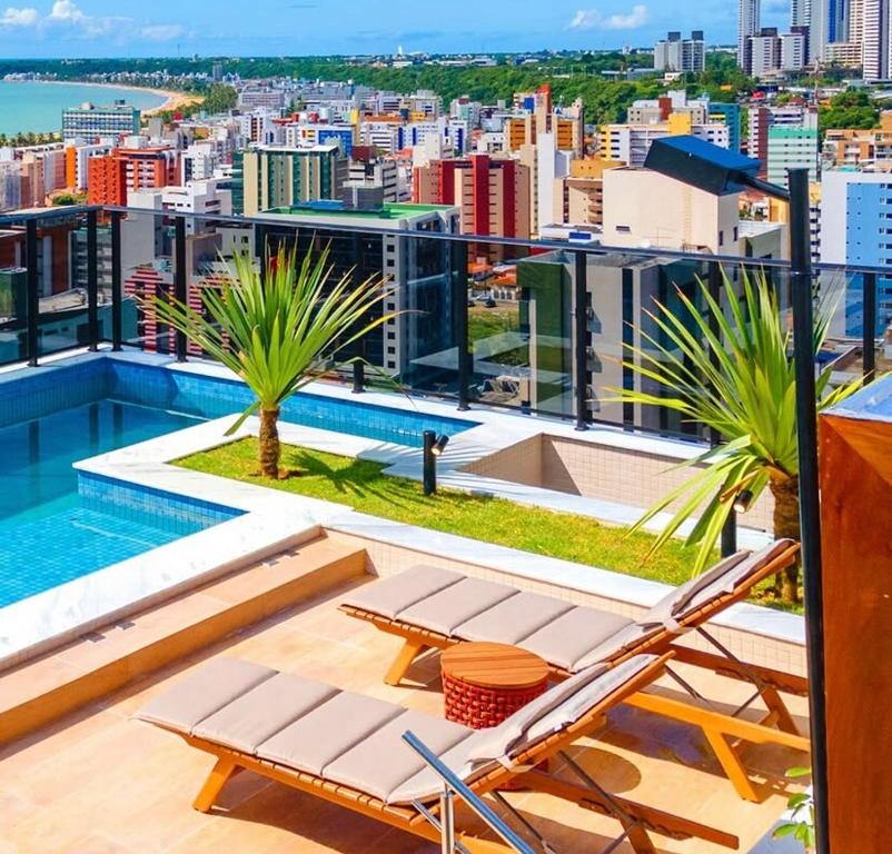 een uitzicht op een stad vanaf het dak van een gebouw bij Sofisticado, aconchegante e moderno in João Pessoa