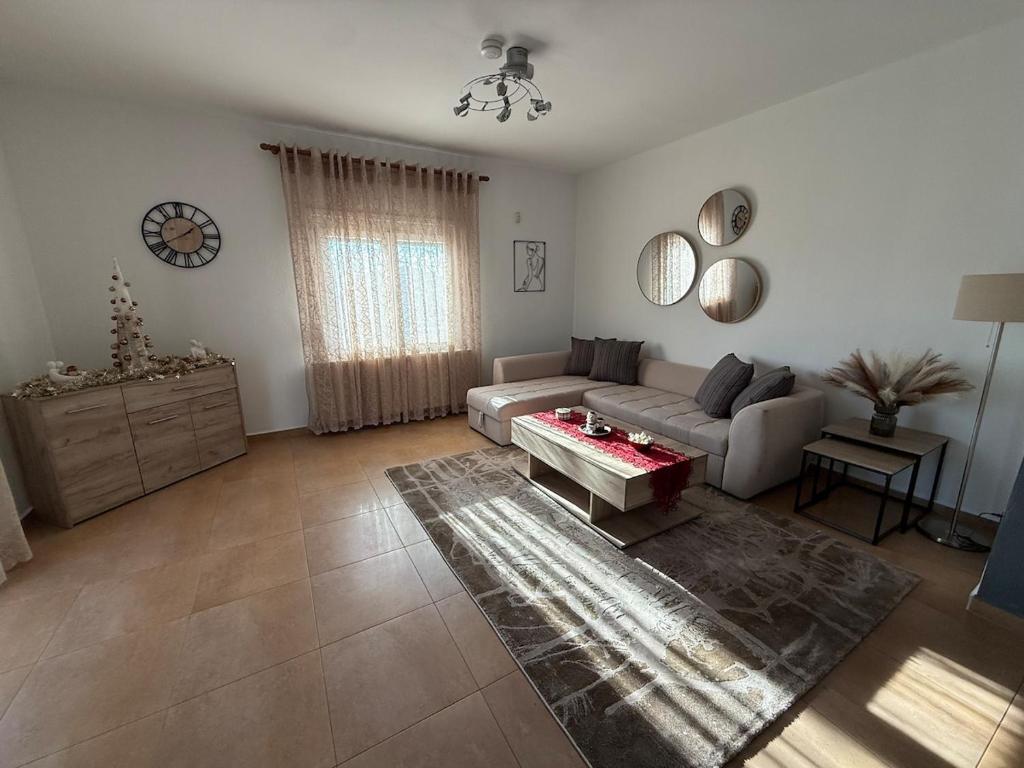 Et opholdsområde på Cozy Family House with Yard