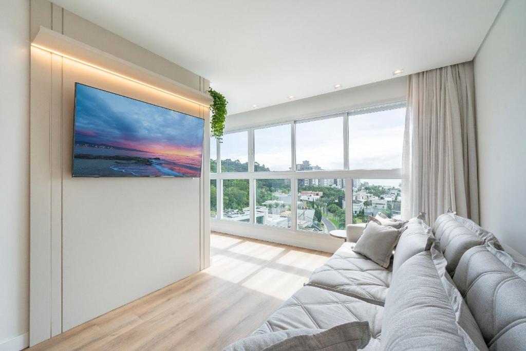 Et opholdsområde på Riviera Vista Mar 2 Qt e Piscina by Achei Camboriú