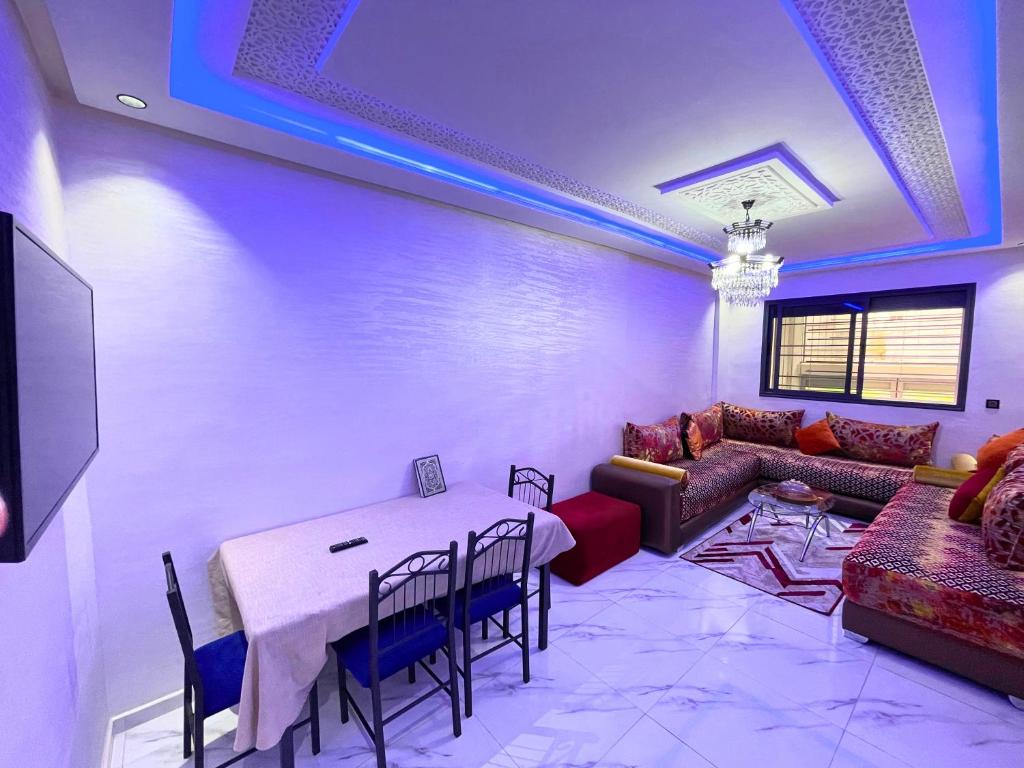 Χώρος καθιστικού στο 2BR Luxurious Apartment - 2 Min from City Center