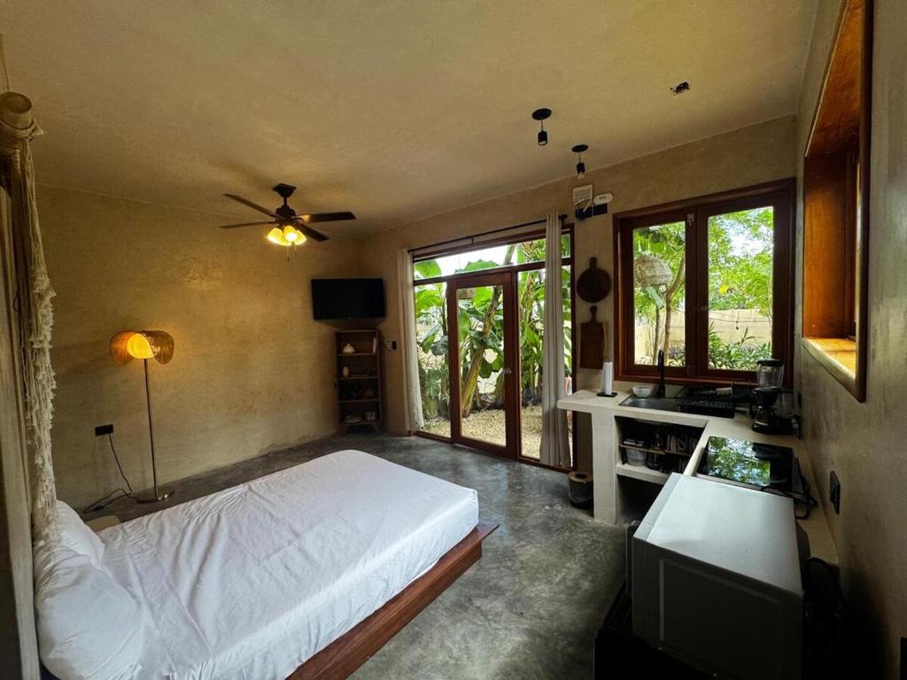 Giường trong phòng chung tại Casa Plátano Villa and palapa with garden steps from lagoon