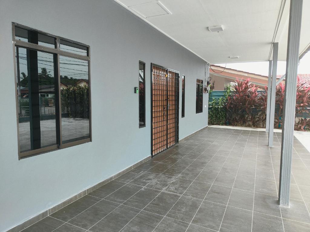 un couloir vide avec une porte dans un bâtiment dans l'établissement Seri Mersing Villa, à Mersing