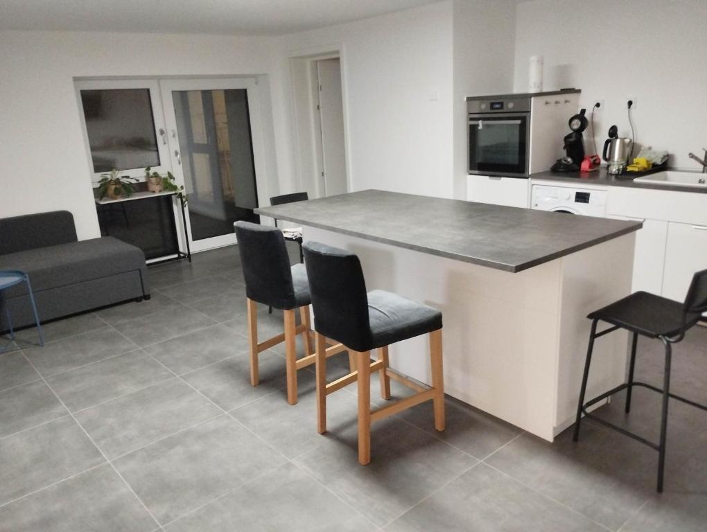 a kitchen with a table and chairs in a room at Möblierte Zimmer in privater Wohnung in Köln Heimersdorf in Cologne