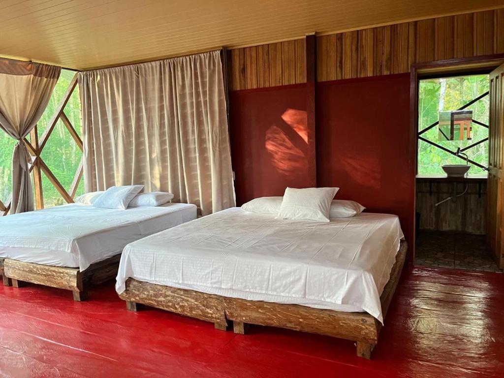 una camera da letto con due letti e una finestra di Tekuna a Leticia