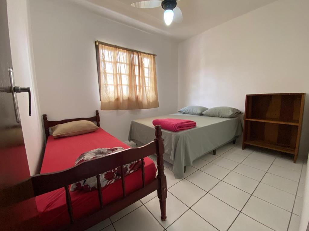 En eller flere senge i et værelse på Casa aconchegante