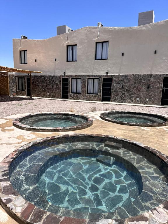 ein Schwimmbad vor einem Gebäude in der Unterkunft Aroma a Vi d Fiambalá in Fiambala