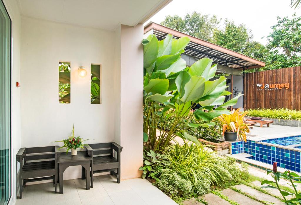 Bazén v ubytování The Fong Krabi resort nebo v jeho okolí