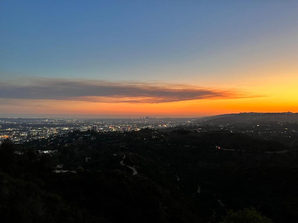 ein Blick auf eine Stadt bei Sonnenuntergang in der Unterkunft Hotel Super V mountain homestay in Shimla