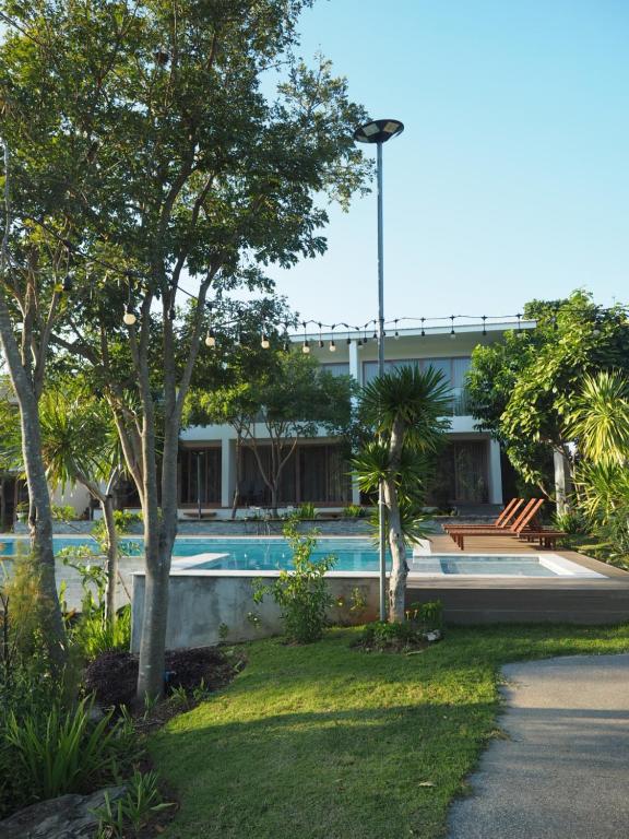 een resort met een zwembad en bomen bij Monte Viento Khaoyai 