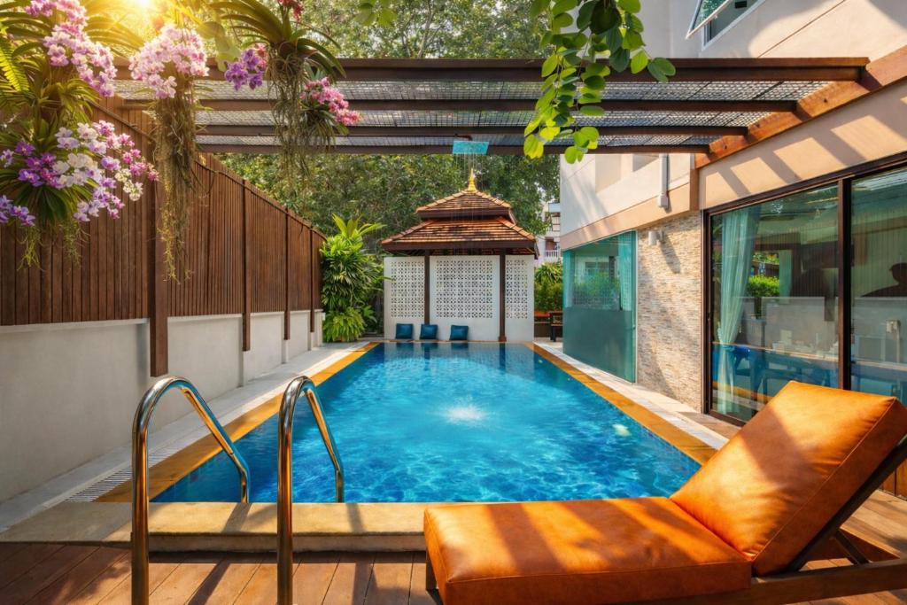 a swimming pool in the middle of a building at Rendezvous Classic House in Chiang Mai