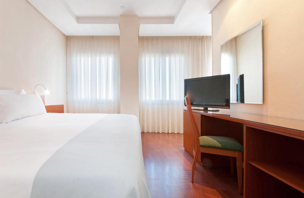 Televízia a/alebo spoločenská miestnosť v ubytovaní Hotel Madrid Chamartín, Affiliated by Meliá