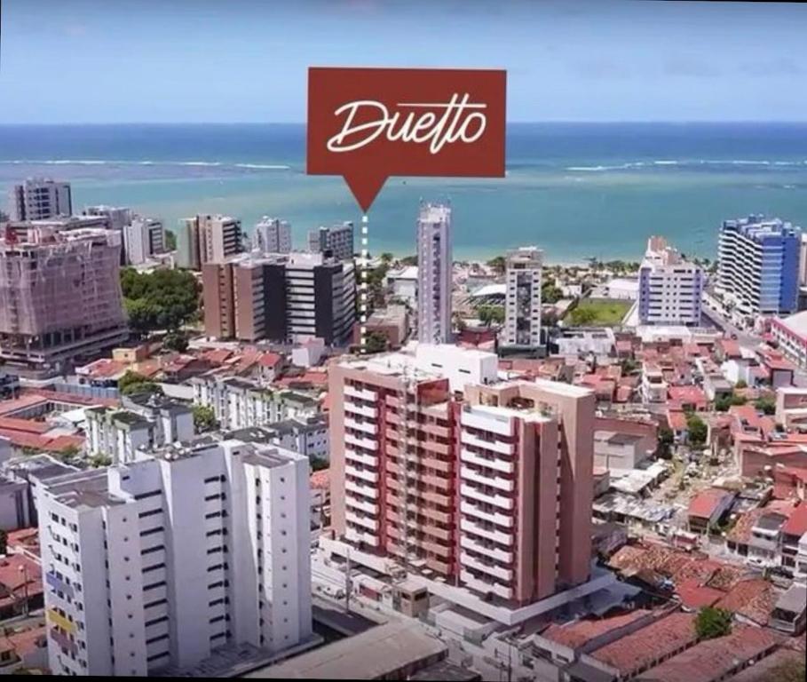 Blick auf eine Stadt mit Gebäuden und das Meer in der Unterkunft Apartamento 03 quartos Pajucara mcz in Maceió