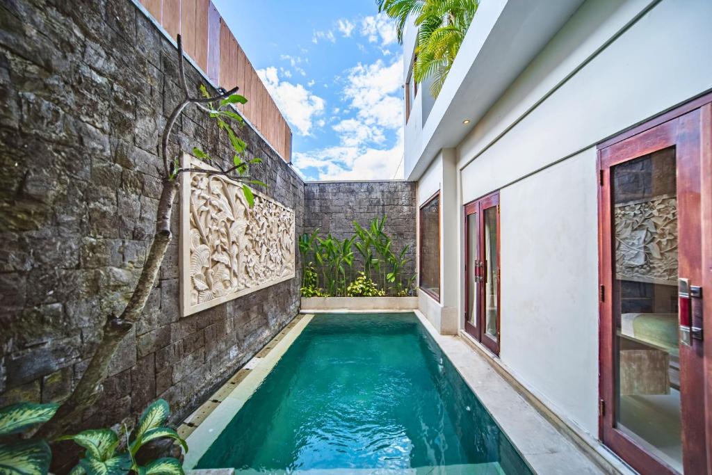 Swimmingpoolen hos eller tæt på Azula Cozy Royal 2 BR Private Pool Villa With Jacuzzi ZN432