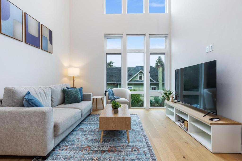 een woonkamer met een bank en een flatscreen-tv bij Capitol Hill Loft in Seattle