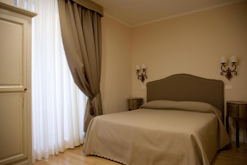 1 dormitorio con cama y ventana grande en Residenza Dei Gracchi, en Roma