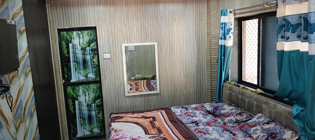 een kleine slaapkamer met een bed en een spiegel bij Kparth cottage in Jāmb