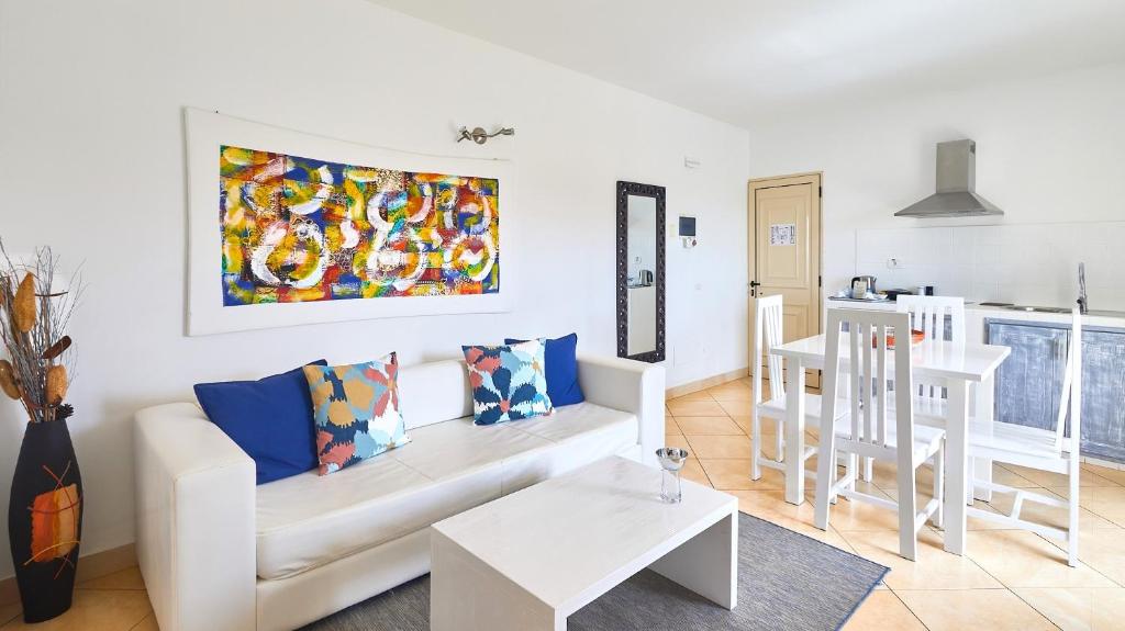 En eller flere senge i et værelse på Branco Suites - Rooms & Holiday Apartments