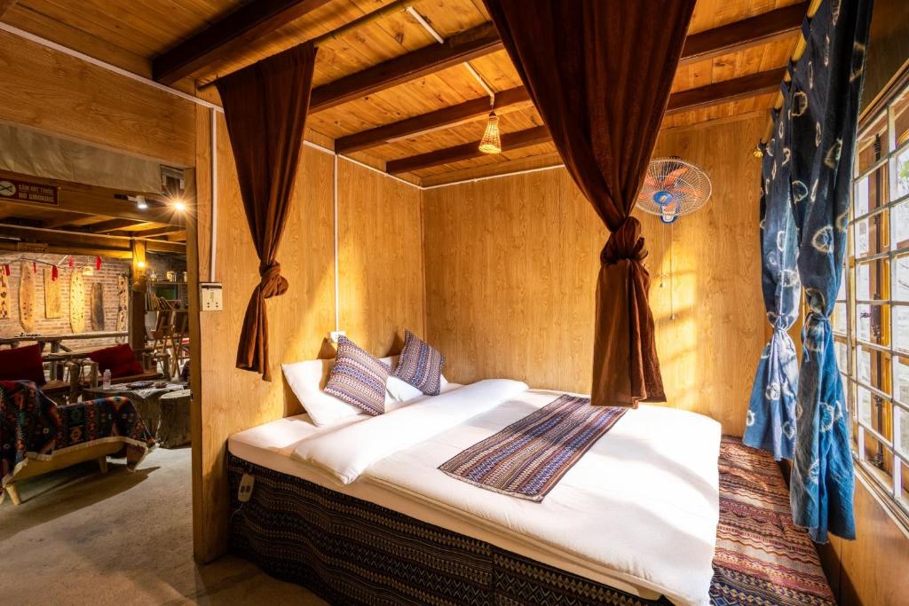 ein Schlafzimmer mit einem großen Bett in einem Zimmer in der Unterkunft PaoDzung Homestay Sapa in Sa Pa