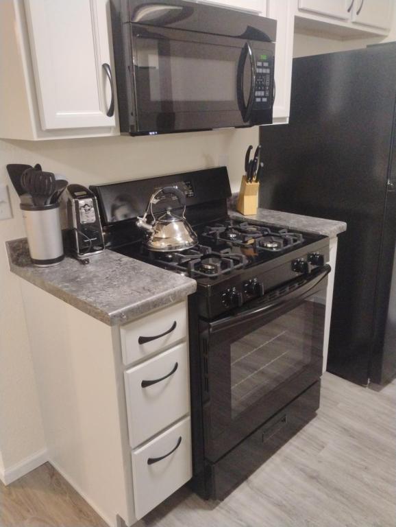 Küche/Küchenzeile in der Unterkunft 5 blocks from the hospital!